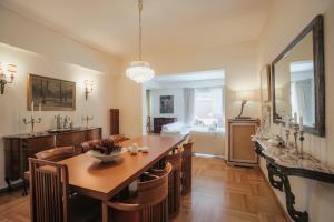 Televízia a/alebo spoločenská miestnosť v ubytovaní The Magnolia - Sophisticated residence