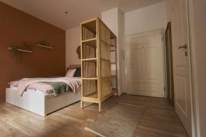 1 dormitorio con estantería junto a la cama en Coole Altbau-WE 1-ZKB Terrasse Worms Zentrum en Worms