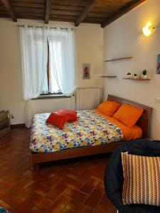 um quarto com uma cama com almofadas laranja em DEA 2 em Seriate
