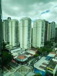 una ciudad con edificios altos y un aparcamiento en Lindo Flat Luxuoso em Moema Ibirapuera - Apto 1320 en São Paulo