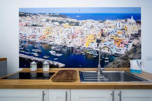 een gootsteen met een schilderij van een haven bij Mare Napoli in Napels