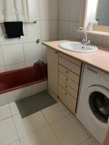 La salle de bains est pourvue d'un lavabo et d'un lave-linge. dans l'établissement Atypique, à Châteauneuf-de-Gadagne