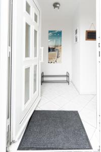 un pasillo con una puerta y una alfombra en el suelo en CaSa Apartment Svea - 2x Parken-Amazon Prime-Terasse-Garten-Vollausstattung en Erfurt