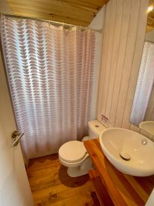 een badkamer met een toilet en een wastafel bij Cómoda Casa en la Playa in Guaquen