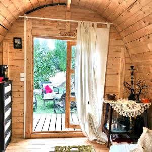 ポルト・ヴェッキオにあるCoin exotique Villa CasaEvaのパティオに面したドア付きの客室です。
