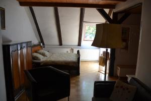 1 dormitorio con 1 cama y 1 lámpara en una habitación en Pension U akátu en Praga