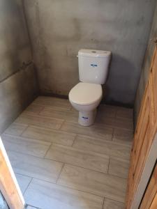 a small bathroom with a toilet in the corner at Couleur du désert in Mhamid