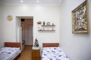 een kamer met twee bedden en een kerstboom erin bij Leila in Tbilisi City