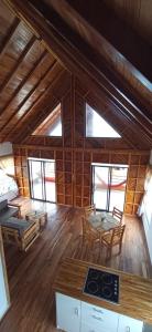 札馬的住宿－Chalet del Pacífico，小木屋的厨房和用餐室