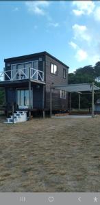 una casa grande con un gambrel en Diabluras, en Punta del Diablo