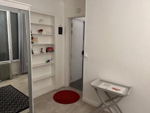 een kleine kamer met een tafel en een raam bij Studio cosy et confortable collé à La Défense in Courbevoie