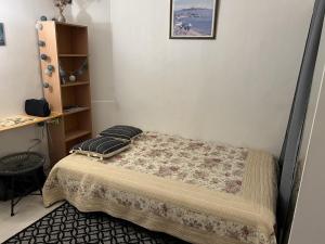 um quarto com uma cama com um cobertor em Studio cosy et confortable collé à La Défense em Courbevoie