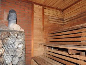 eine Sauna mit einer Bank und einer Ziegelwand in der Unterkunft Atpūtas namiņš in Burtnieki