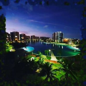 Blick auf einen großen Wasserkörper in der Nacht in der Unterkunft Departamento 'Hozanek' en Dream Lagoons Cancun in Cancún