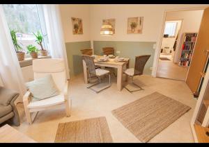 ein Esszimmer mit einem Tisch und Stühlen in der Unterkunft Ferienwohnung Daniel in Bad Reichenhall