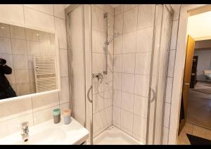un bagno con doccia e lavandino di Ferienunterkunft Daniel a Bad Reichenhall Altre 9 foto