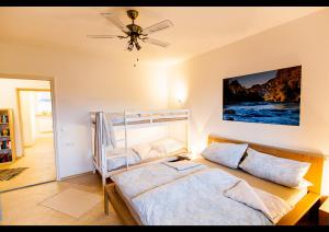 ein Schlafzimmer mit einem Etagenbett und einem Deckenventilator in der Unterkunft Ferienwohnung Daniel in Bad Reichenhall