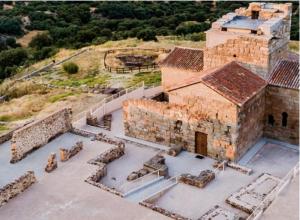 una vista aerea di un vecchio edificio in pietra di El capricho de Diego a La Puebla de Montalbán
