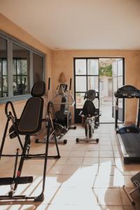 een fitnessruimte met diverse fitnessapparatuur in een kamer bij Granja San Miguel in Salem