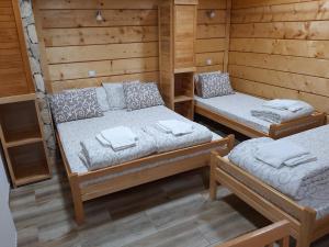 Ce lit se trouve dans un dortoir doté de 2 lits superposés et de murs en bois. dans l'établissement Vila Kula, à Crni Vrh