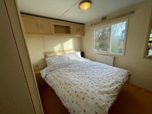 Postel nebo postele na pokoji v ubytování Captivating 2-Bed static caravan in Holyhead