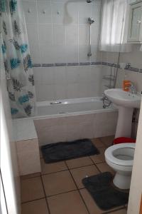 ein Badezimmer mit einer Badewanne, einem WC und einem Waschbecken in der Unterkunft St Lucia Villa Mia 11 in St Lucia