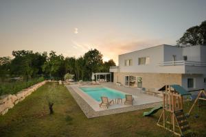 uma vista aérea de uma casa com piscina em Villa Lu em Prkačini