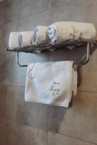 2 ręczniki na wieszaku na ręczniki w łazience w obiekcie Vila Jelena w mieście Jahorina