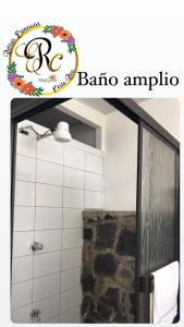 ein Bad mit einer Dusche und ein Schild mit der Aufschrift Barbapedia in der Unterkunft Casa de Cristal-Retiros Esenciales Costa Rica in Cartago