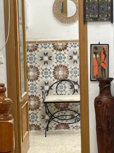 um quarto com um banco e uma parede de azulejos em Hostal Mediterraneo em Torre del Mar