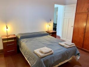 a bedroom with a bed with two towels on it at Hermoso departamento super amplio en pleno centro in Salta