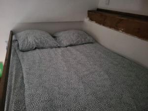 Posteľ alebo postele v izbe v ubytovaní Studio à Trouville - Charme de l'ancien