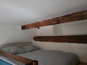 Posteľ alebo postele v izbe v ubytovaní Studio à Trouville - Charme de l'ancien