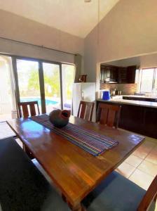 une cuisine avec une table en bois et un vase. dans l'établissement Casa Dulce Vida Gran Pacifica Resort, à San Diego