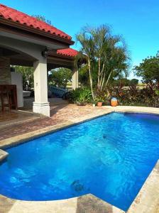 San Diego的住宿－Casa Dulce Vida Gran Pacifica Resort，一座大蓝色游泳池,位于房子前