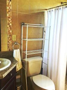 une salle de bains avec toilettes et lavabo dans l'établissement Casa Dulce Vida Gran Pacifica Resort, à San Diego