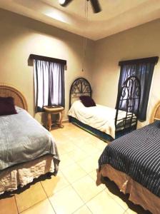 San Diego的住宿－Casa Dulce Vida Gran Pacifica Resort，一间带两张床的卧室,铺有瓷砖地板。
