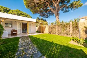 a garden with a lawn in front of a house at Casa Flor in Zahora