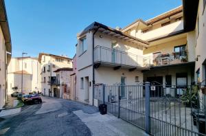 un callejón con edificios y una puerta en una ciudad en La brezza del lago en Marone