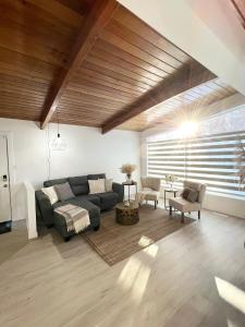 uma sala de estar com um sofá e uma mesa em ! 5 Bed Beautiful Home with Fenced Yard & Hammock! WEM - Foosball Table - WiFi - Fireplace - Long Stay em Edmonton