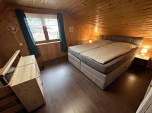 una camera con un letto in una cabina di legno di Horská Chata U Kameníčka a Jáchymov