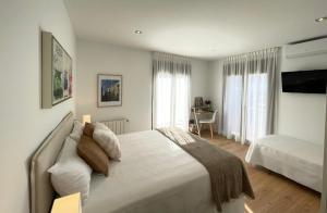 a bedroom with a large bed and a desk at BAEZA GOLDEN in Baeza