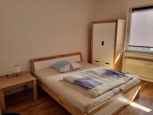 une petite chambre avec un lit et une fenêtre dans l'établissement MacFeWo - Komplette Ferienwohnung im Stadtkern von Mayen, à Mayen