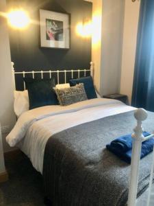 a bedroom with a large bed with two pillows at Hilltop House is a welcoming 2 bedroom property in Matlock