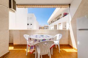 uma cozinha com uma mesa e cadeiras numa varanda em Studio RELAX playa del Cura, Felix Rodriguez 3 em Torrevieja