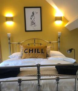 Hilltop House is a welcoming 2 bedroom property في ماتلوك: سرير في غرفة نوم مع مصباحين على الحائط