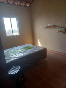 um quarto com uma cama num quarto com uma janela em Casa de praia majorlandia em Majorlândia