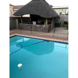Φωτογραφία από το άλμπουμ του Overflow Guest House σε Γκαμπορόνε