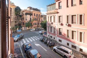 een uitzicht op een straat met auto's en motorfietsen bij White Flat Cross in Rome