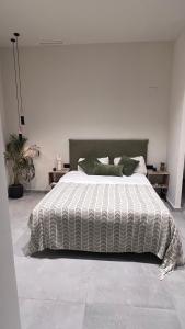 1 dormitorio con 1 cama con edredón blanco y negro en NordiK, en Valencia